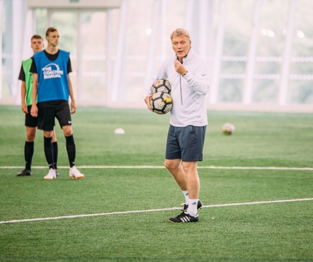 Huấn luyện viên học chiến thuật bóng đá hiện đại